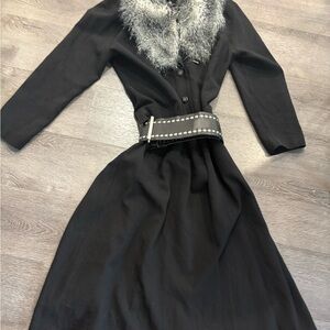Black Long-Sleeve Dressor coatwith Faux Fur Collar by C’est ma mere pup m’habill